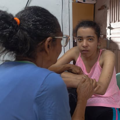 Vó Cema segurando o braço da neta Auana