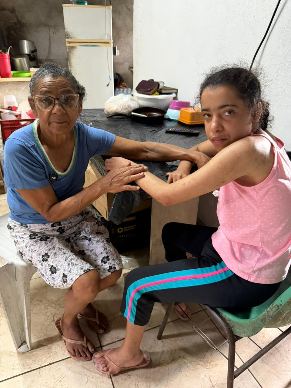 Vó Cema cuidando da neta Auana em casa